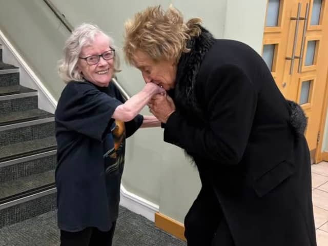 Rod Stewart dances with superfan during surprise hospital visit 