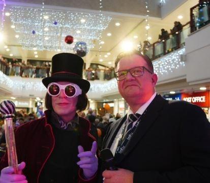 The Belfry Shopping Centre in Redhill has had its big Christmas light turn on event. They had entertainment starting at 11am through to the switch on at 4pm including singer Amie Johns, dancing and singing from the Asian Social Group, an aerial performance from Zaphire, dancing and singing from Reigate School of Ballet (Dancing & Singing), Boogie Monsters (Singing) and the Harlequin Pantomime cast which includes Redhill’s favourite Dame, Simon Bashford, CBeebies presenter Joanna Adeyinka-Burford and children’s TV legend Dave Benson Phillips.
Switching on lights were Mayor of Reigate and Banstead Councillor Eddy Humphreys, Andy Nash (Centre Manager), Santa, Willy Wonka, Lucy Rayner Foundation and the Harlequin Pantomime Cast