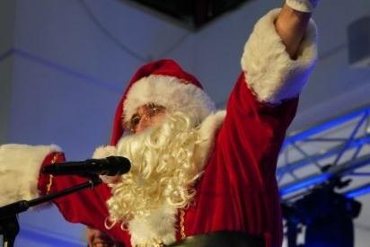 The Belfry Shopping Centre in Redhill has had its big Christmas light turn on event. They had entertainment starting at 11am through to the switch on at 4pm including singer Amie Johns, dancing and singing from the Asian Social Group, an aerial performance from Zaphire, dancing and singing from Reigate School of Ballet (Dancing & Singing), Boogie Monsters (Singing) and the Harlequin Pantomime cast which includes Redhill’s favourite Dame, Simon Bashford, CBeebies presenter Joanna Adeyinka-Burford and children’s TV legend Dave Benson Phillips.
Switching on lights were Mayor of Reigate and Banstead Councillor Eddy Humphreys, Andy Nash (Centre Manager), Santa, Willy Wonka, Lucy Rayner Foundation and the Harlequin Pantomime Cast