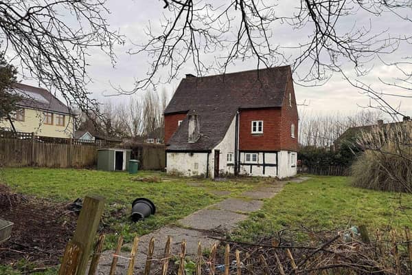 AUCTION: 172 Lee Street, Horley