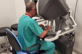 Mr Pieter Le Roux with the da Vinci Xi surgeon console