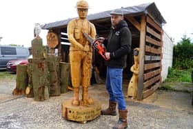 Chainsaw artist create life-size WW2 soldier for Remembrance Day